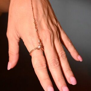 Henri Bendel Luxe Hand Chain Ring Bracelet Rose Gold Crystal Size 7